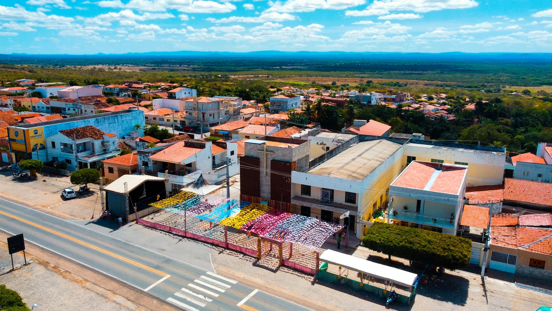 Vista aérea da Igreja de Santo Antônio e das ruas de Marizópolis