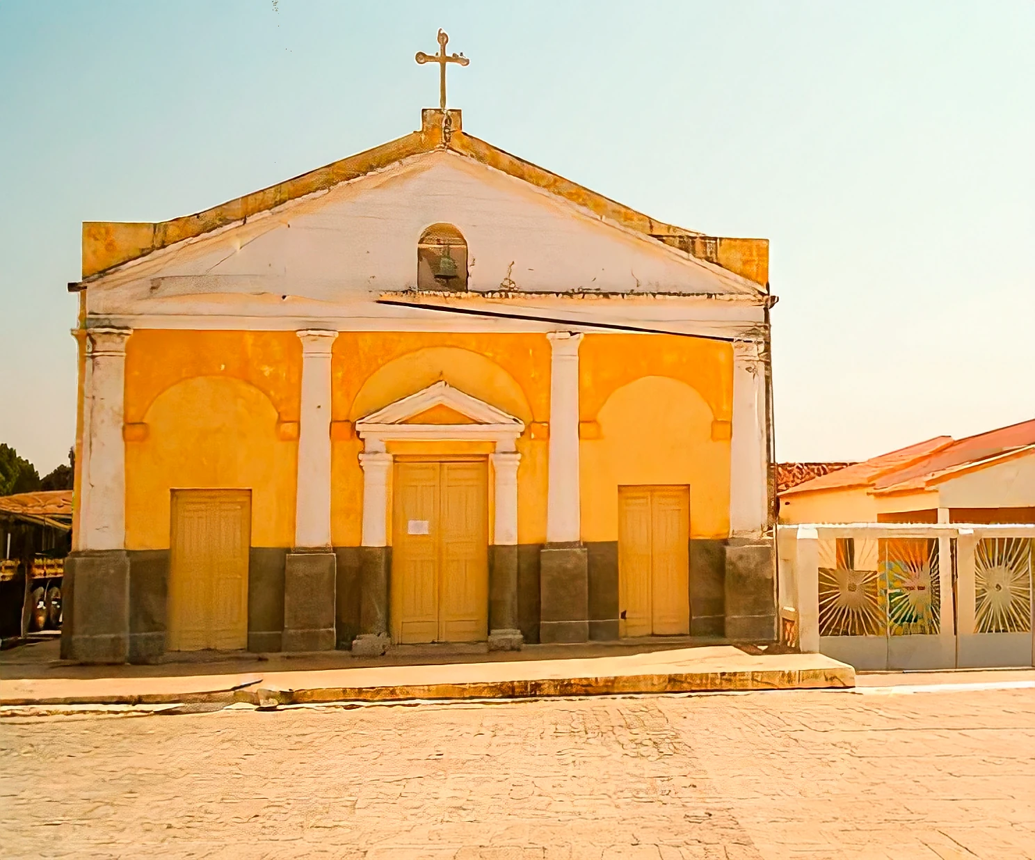 Fachada antiga da Igreja de Santo Antônio, em amarelo e branco