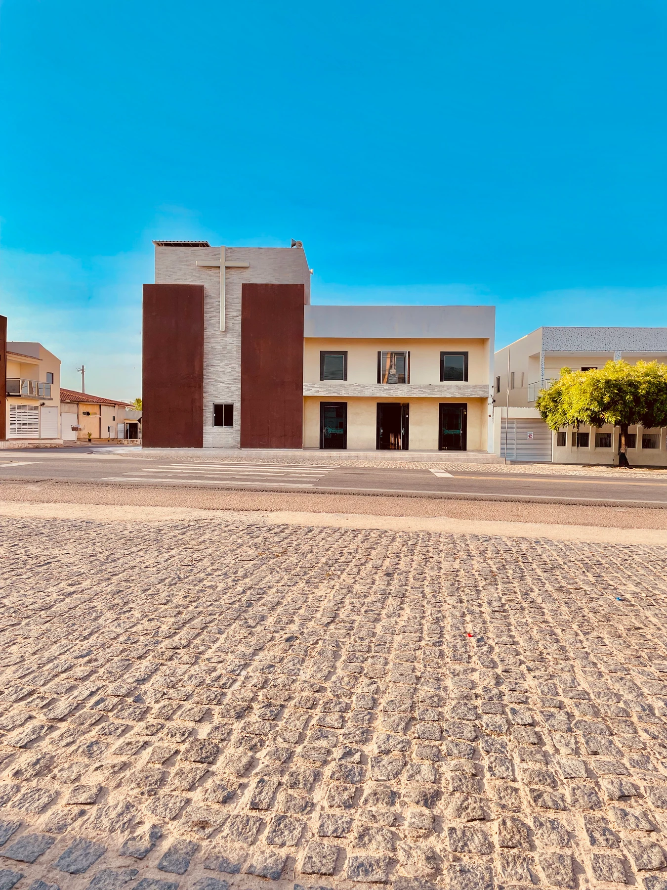 Fachada atual da Igreja Matriz de Santo Antônio com a cruz sobre os painéis marrons